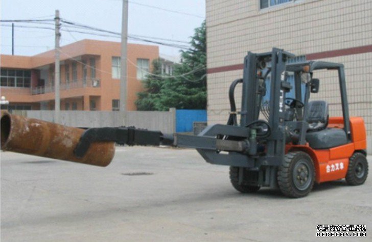 Forklift charging manipulator